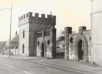 Girnin' Gates, Drumchapel